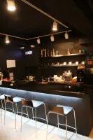 블랙 톤의 세련된 피아노 학원 라운지 인테리어